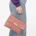 Sac à rabat Mademoiselle Chanel en daim rose chocolat