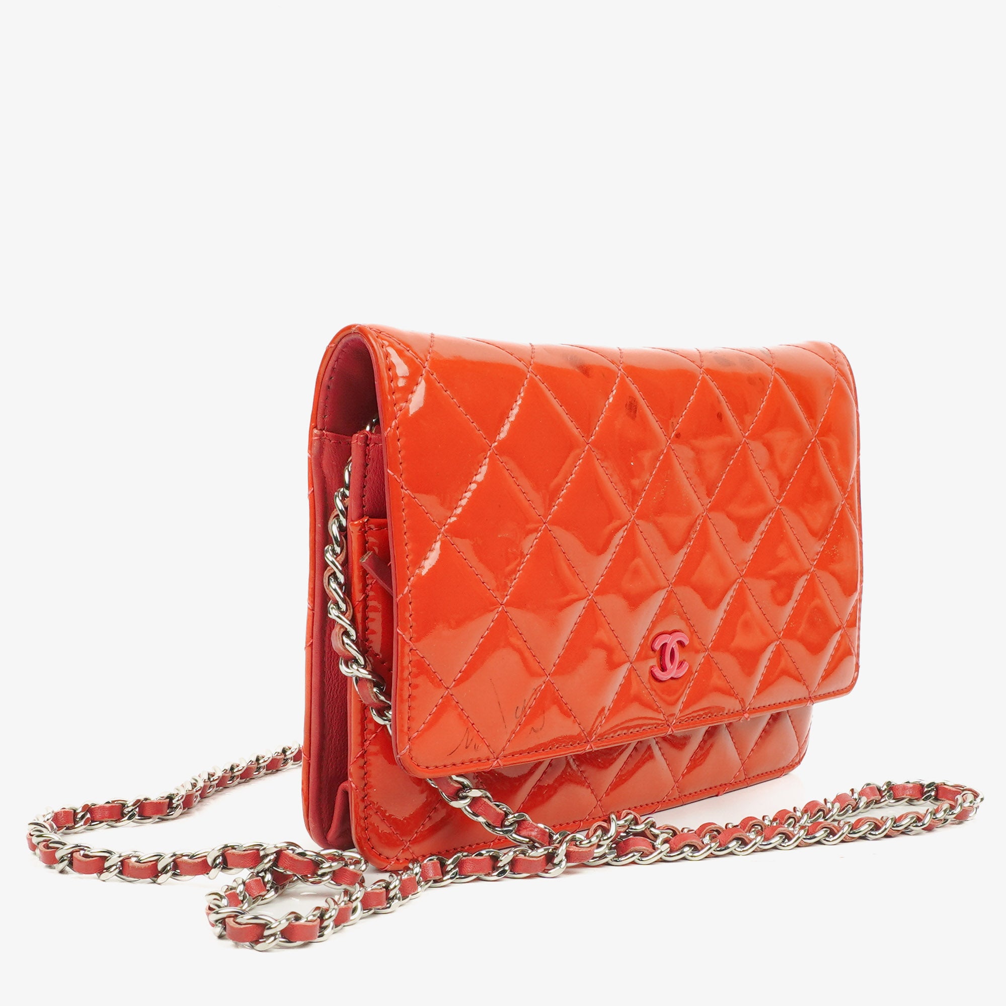 Chanel Geldbörse mit Kette WOC Orange Stepplackleder mit Pinkem CC-Logo und Silberbeschlägen