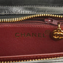 Pochette bracelet Chanel en cuir verni noir avec logo CC