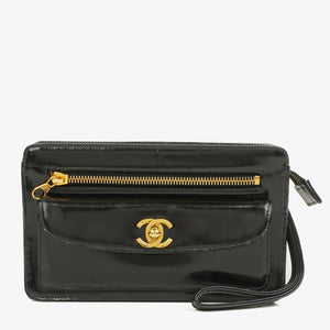 Pochette bracelet Chanel en cuir verni noir avec logo CC