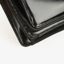 Pochette bracelet Chanel en cuir verni noir avec logo CC