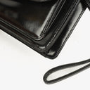 Pochette bracelet Chanel en cuir verni noir avec logo CC