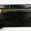 Pochette bracelet Chanel en cuir verni noir avec logo CC