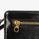 Pochette bracelet Chanel en cuir verni noir avec logo CC