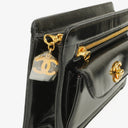 Pochette bracelet Chanel en cuir verni noir avec logo CC