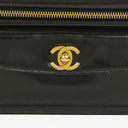 Pochette bracelet Chanel en cuir verni noir avec logo CC