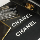 Pochette bracelet Chanel en cuir verni noir avec logo CC