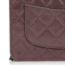 Portefeuille sur chaîne (WOC) 2.55 Reissue en cuir de veau métallisé vieilli matelassé violet Chanel