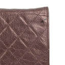 Portefeuille sur chaîne (WOC) 2.55 Reissue en cuir de veau métallisé vieilli matelassé violet Chanel