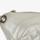 Bolso de cintura Chanel Casual Rock en piel de becerro granulada metálica plateada