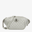 Bolso de cintura Chanel Casual Rock en piel de becerro granulada metálica plateada