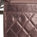 Portefeuille sur chaîne (WOC) 2.55 Reissue en cuir de veau métallisé vieilli matelassé violet Chanel