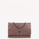 Portefeuille sur chaîne (WOC) 2.55 Reissue en cuir de veau métallisé vieilli matelassé violet Chanel