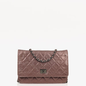 Portefeuille sur chaîne (WOC) 2.55 Reissue en cuir de veau métallisé vieilli matelassé violet Chanel