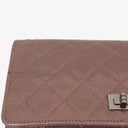 Portefeuille sur chaîne (WOC) 2.55 Reissue en cuir de veau métallisé vieilli matelassé violet Chanel
