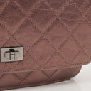 Portefeuille sur chaîne (WOC) 2.55 Reissue en cuir de veau métallisé vieilli matelassé violet Chanel