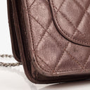 Portefeuille sur chaîne (WOC) 2.55 Reissue en cuir de veau métallisé vieilli matelassé violet Chanel