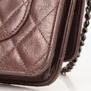 Portefeuille sur chaîne (WOC) 2.55 Reissue en cuir de veau métallisé vieilli matelassé violet Chanel