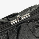 Pochette Chanel en Cuir Métallique Noir Craquelé avec Fermoir Cadre