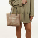 Sac cabas shopping North/South Deauville en toile beige Chanel