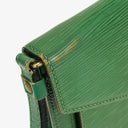 Pochette Sellier Dragonne Louis Vuitton en cuir Epi vert