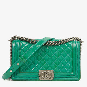 Chanel Old Medium Boy Flap-väska Grönt Lackläder Ruthenium Detaljer