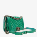 Chanel Old Medium Boy Flap-väska Grönt Lackläder Ruthenium Detaljer