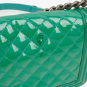 Chanel Old Medium Boy Flap-väska Grönt Lackläder Ruthenium Detaljer