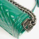 Chanel Old Medium Boy Flap-väska Grönt Lackläder Ruthenium Detaljer