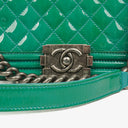 Chanel Old Medium Boy Flap-väska Grönt Lackläder Ruthenium Detaljer