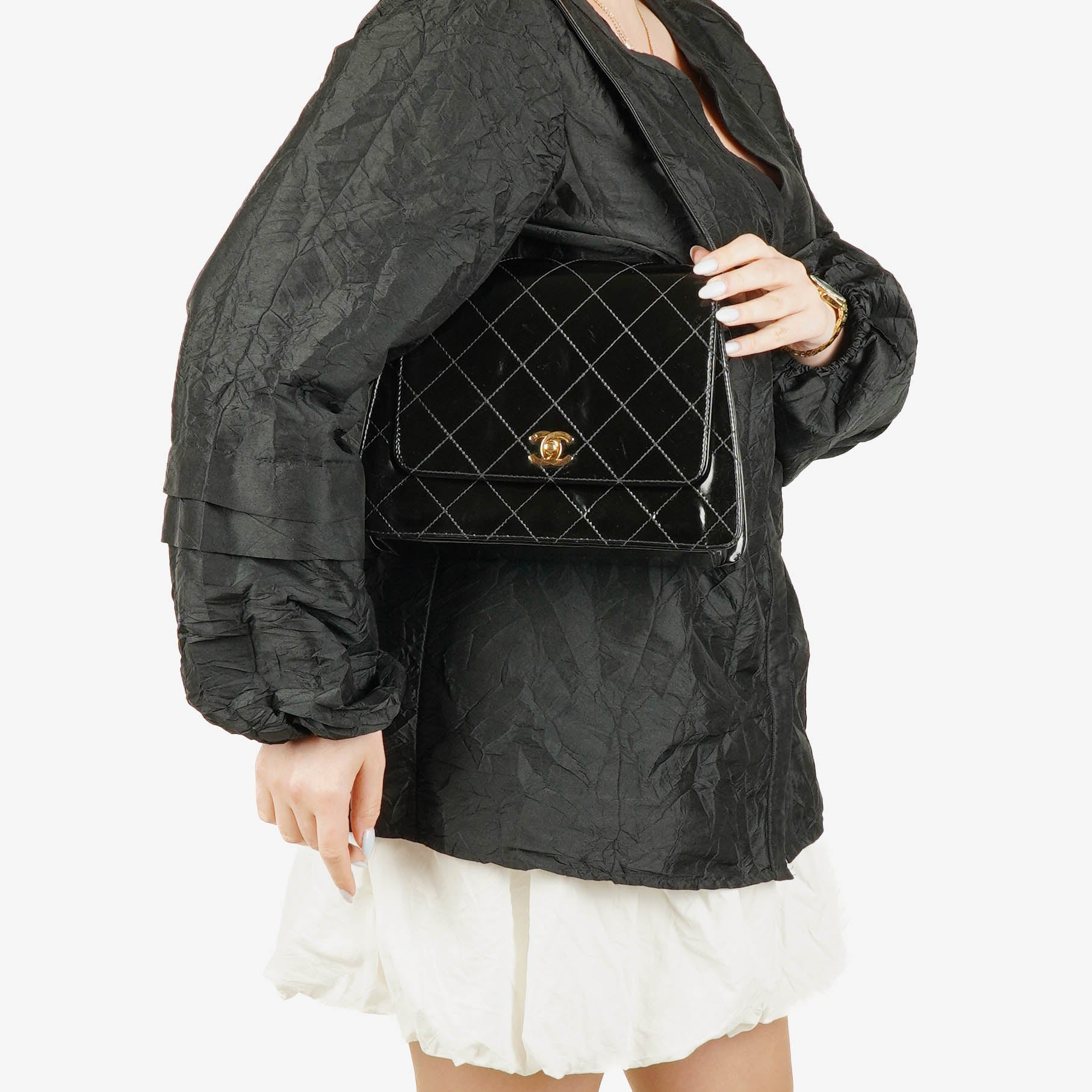 Chanel Schwarze gesteppte Lackleder-Top-Handle-Klappentasche mit 24K vergoldeter Hardware