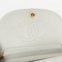 Sac à rabat demi-lune classique Chanel en agneau blanc