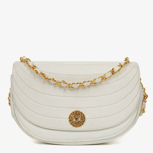 Sac à rabat demi-lune classique Chanel en agneau blanc