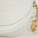 Sac à rabat demi-lune classique Chanel en agneau blanc