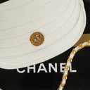 Sac à rabat demi-lune classique Chanel en agneau blanc