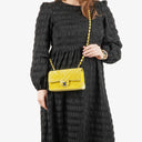 Petit sac à rabat rectangulaire Chanel Mini en velours matelassé jaune avec ferrures noires