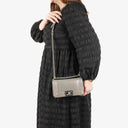 Petit sac à rabat Chanel Small Boy en cuir verni irisé violet clair