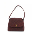 Sac à rabat vintage en daim matelassé bordeaux avec ferrures plaquées or 24K Chanel