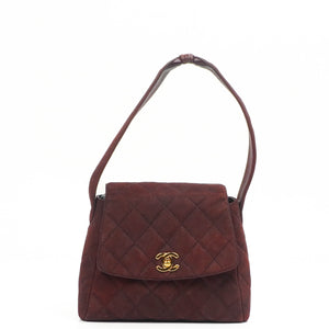 Sac à rabat vintage en daim matelassé bordeaux avec ferrures plaquées or 24K Chanel