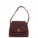 Sac à rabat vintage en daim matelassé bordeaux avec ferrures plaquées or 24K Chanel