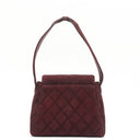 Sac à rabat vintage en daim matelassé bordeaux avec ferrures plaquées or 24K Chanel