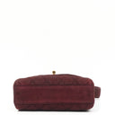 Sac à rabat vintage en daim matelassé bordeaux avec ferrures plaquées or 24K Chanel