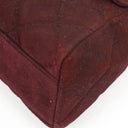 Sac à rabat vintage en daim matelassé bordeaux avec ferrures plaquées or 24K Chanel