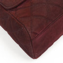 Sac à rabat vintage en daim matelassé bordeaux avec ferrures plaquées or 24K Chanel