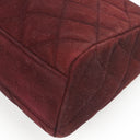 Sac à rabat vintage en daim matelassé bordeaux avec ferrures plaquées or 24K Chanel