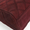 Sac à rabat vintage en daim matelassé bordeaux avec ferrures plaquées or 24K Chanel