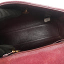Sac à rabat vintage en daim matelassé bordeaux avec ferrures plaquées or 24K Chanel