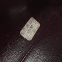 Sac à rabat vintage en daim matelassé bordeaux avec ferrures plaquées or 24K Chanel