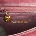 Sac à rabat vintage en daim matelassé bordeaux avec ferrures plaquées or 24K Chanel