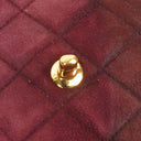 Sac à rabat vintage en daim matelassé bordeaux avec ferrures plaquées or 24K Chanel